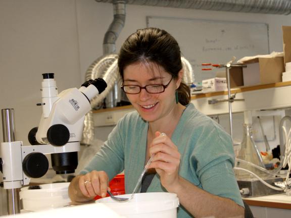 Amalia Aruda Almada at a lab bench